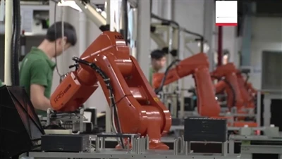 Teollisuusrobotit mahdollistavat kiinnikkeiden ja muiden yritysten alentamise...